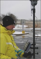 V10 управляется с помощью Trimble Access напланшете Yuma 2, который имеет большой дисплей для рассмотрения панорам и отдельных изображений на месте. Так-же видны пеликан-кейсы с марками для дополнительных связующих точек.