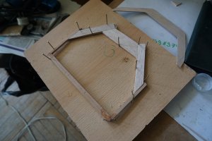 шпангоут в район аккомулятора, нижняя часть из бука, верхняя фанера и бальса